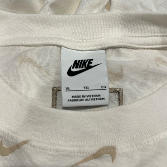 NWOT NIKE TEE - Picture 5 of 5